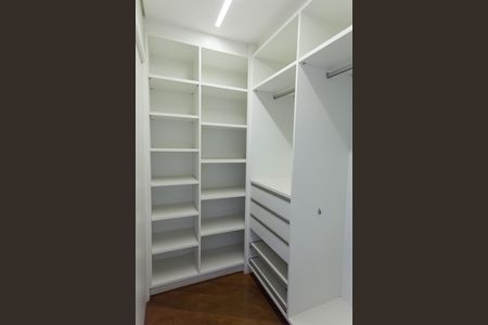 Casa de condomínio à venda com 397m², 4 quartos e 4 vagas Casa de condomínio à venda com 397m², 4 quartos e 4 vagasCloset da suíte 2