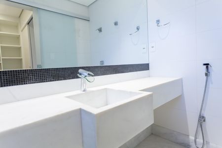 Casa de condomínio à venda com 397m², 4 quartos e 4 vagas Casa de condomínio à venda com 397m², 4 quartos e 4 vagasBanheiro da Suíte 2