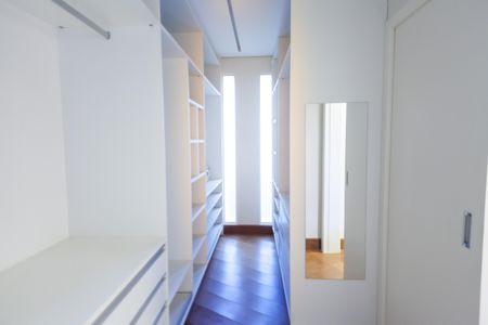 Casa de condomínio à venda com 397m², 4 quartos e 4 vagas Casa de condomínio à venda com 397m², 4 quartos e 4 vagasCloset Suíte master