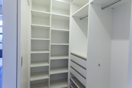 Casa de condomínio à venda com 397m², 4 quartos e 4 vagas Casa de condomínio à venda com 397m², 4 quartos e 4 vagasCloset da suíte 2