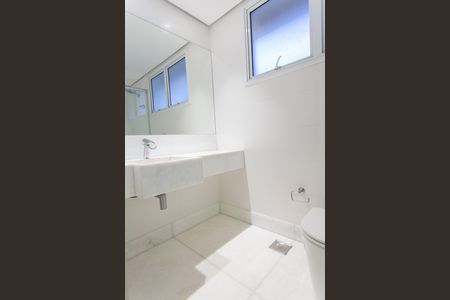 Casa de condomínio à venda com 397m², 4 quartos e 4 vagas Casa de condomínio à venda com 397m², 4 quartos e 4 vagasBanheiro da Suíte 1