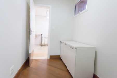 Casa de condomínio à venda com 397m², 4 quartos e 4 vagas Casa de condomínio à venda com 397m², 4 quartos e 4 vagasQuarto de Serviço