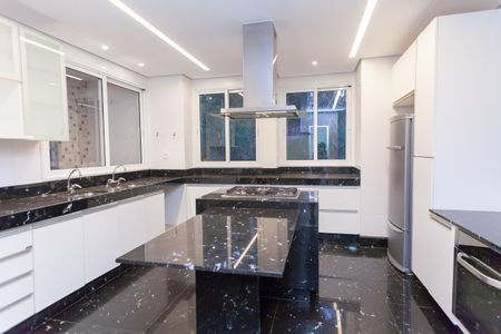 Casa de condomínio à venda com 397m², 4 quartos e 4 vagas Casa de condomínio à venda com 397m², 4 quartos e 4 vagasCozinha