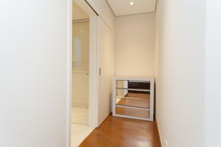 Casa de condomínio à venda com 397m², 4 quartos e 4 vagas Casa de condomínio à venda com 397m², 4 quartos e 4 vagasCloset suíte 3