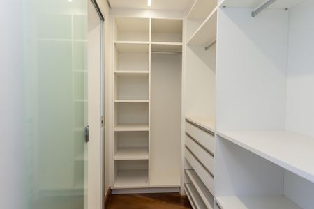 Casa de condomínio à venda com 397m², 4 quartos e 4 vagas Casa de condomínio à venda com 397m², 4 quartos e 4 vagasCloset Suíte 1