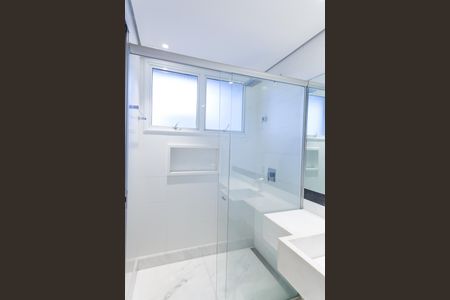 Casa de condomínio à venda com 397m², 4 quartos e 4 vagas Casa de condomínio à venda com 397m², 4 quartos e 4 vagasBanheiro da Suíte 2