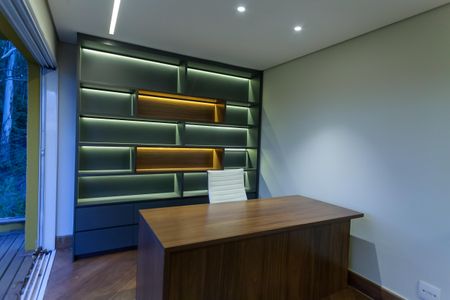 Casa de condomínio à venda com 397m², 4 quartos e 4 vagas Casa de condomínio à venda com 397m², 4 quartos e 4 vagasEscritório