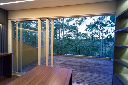 Casa de condomínio à venda com 397m², 4 quartos e 4 vagas Casa de condomínio à venda com 397m², 4 quartos e 4 vagasEscritório