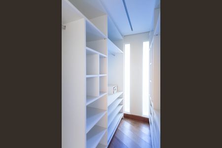 Casa de condomínio à venda com 397m², 4 quartos e 4 vagas Casa de condomínio à venda com 397m², 4 quartos e 4 vagasCloset Suíte master