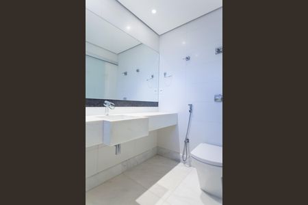 Casa de condomínio à venda com 397m², 4 quartos e 4 vagas Casa de condomínio à venda com 397m², 4 quartos e 4 vagasBanheiro da Suíte 2