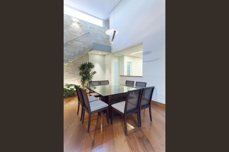 Casa de condomínio à venda com 397m², 4 quartos e 4 vagas Casa de condomínio à venda com 397m², 4 quartos e 4 vagasSala de Jantar