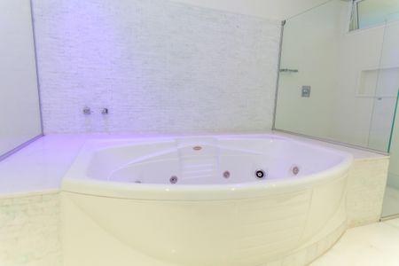 Casa de condomínio à venda com 397m², 4 quartos e 4 vagas Casa de condomínio à venda com 397m², 4 quartos e 4 vagasBanheiro da Suíte master