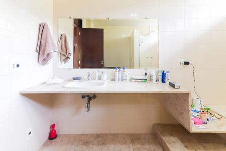 Casa à venda com 324m², 8 quartos e 4 vagasBanheiro da Suíte 1