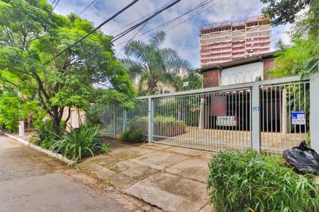 Casa à venda com 324m², 8 quartos e 4 vagasFachada e Placa