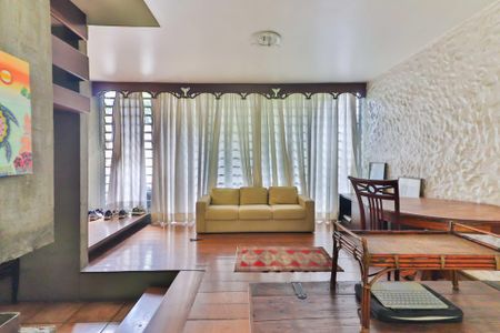 Casa à venda com 324m², 8 quartos e 4 vagasSala