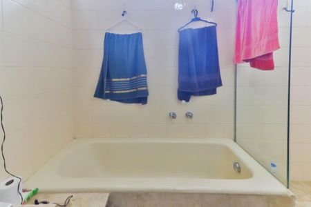 Casa à venda com 324m², 8 quartos e 4 vagasBanheiro da Suíte 1