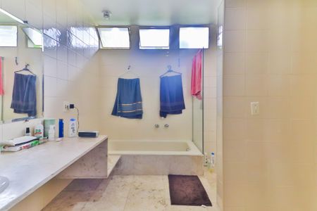 Casa à venda com 324m², 8 quartos e 4 vagasBanheiro da Suíte 1