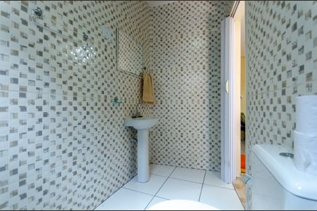 Casa à venda com 185m², 5 quartos e 2 vagas Casa à venda com 185m², 5 quartos e 2 vagasBanheiro da Suíte - Casa 2