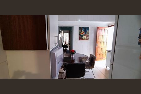 Casa à venda com 208m², 4 quartos e 4 vagas Casa à venda com 208m², 4 quartos e 4 vagasCozinha