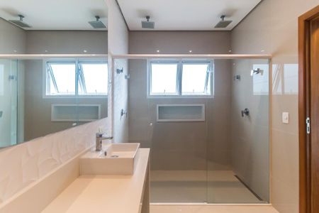 Casa de condomínio para alugar com 250m², 3 quartos e 4 vagasBanheiro da Suíte 2