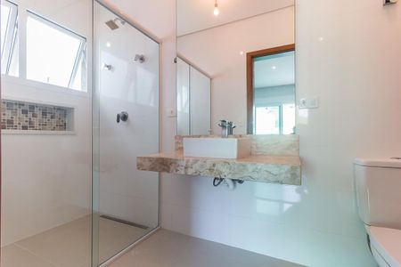 Casa de condomínio para alugar com 250m², 3 quartos e 4 vagasBanheiro da Suíte 1