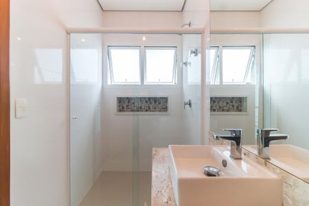 Casa de condomínio para alugar com 250m², 3 quartos e 4 vagasBanheiro da Suíte 1