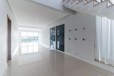 Casa de condomínio para alugar com 250m², 3 quartos e 4 vagasSala