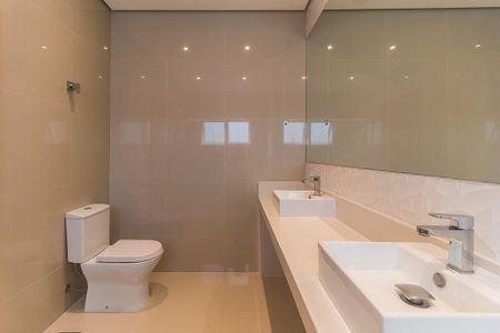 Casa de condomínio para alugar com 250m², 3 quartos e 4 vagasBanheiro da Suíte 2