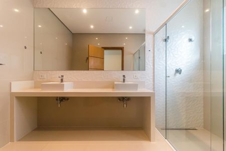 Casa de condomínio para alugar com 250m², 3 quartos e 4 vagasBanheiro da Suíte 2