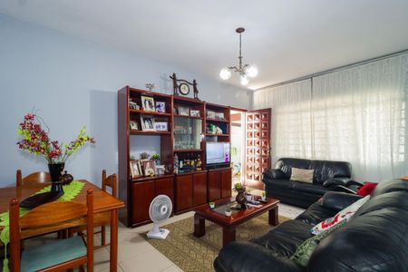 Casa à venda com 102m², 2 quartos e 2 vagasSala