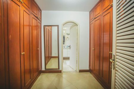 Casa à venda com 500m², 4 quartos e 5 vagasCloset Suíte 3