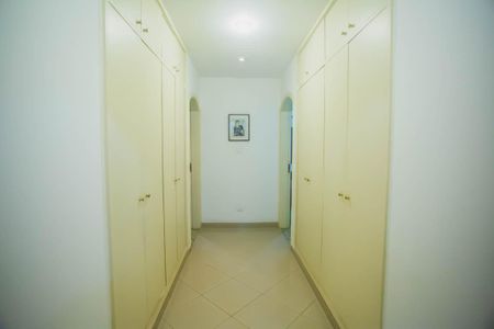 Casa à venda com 500m², 4 quartos e 5 vagasCorredor - Quartos