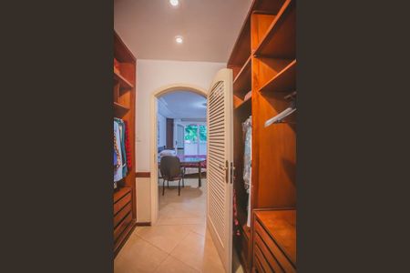 Casa à venda com 500m², 4 quartos e 5 vagasCloset Suíte 2