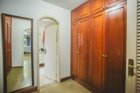 Casa à venda com 500m², 4 quartos e 5 vagasCloset Suíte 3