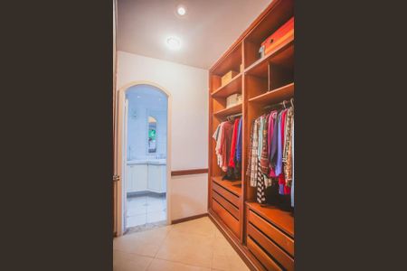 Casa à venda com 500m², 4 quartos e 5 vagasCloset Suíte 2
