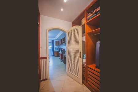 Casa à venda com 500m², 4 quartos e 5 vagasCloset Suíte 1