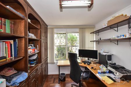 Casa à venda com 300m², 4 quartos e 5 vagas Casa à venda com 300m², 4 quartos e 5 vagasEscritório