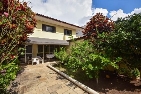 Casa à venda com 300m², 4 quartos e 5 vagas Casa à venda com 300m², 4 quartos e 5 vagasJardim