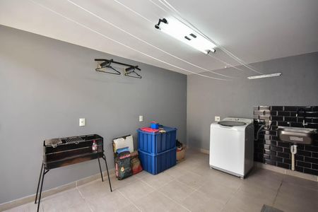 Casa à venda com 300m², 4 quartos e 5 vagas Casa à venda com 300m², 4 quartos e 5 vagasÁrea de Serviço