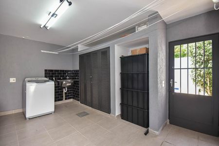 Casa à venda com 300m², 4 quartos e 5 vagas Casa à venda com 300m², 4 quartos e 5 vagasÁrea de Serviço