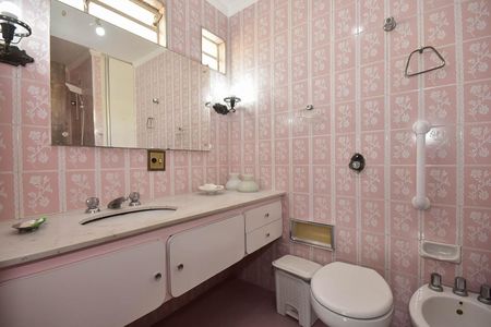 Casa à venda com 300m², 4 quartos e 5 vagas Casa à venda com 300m², 4 quartos e 5 vagasBanheiro Suíte