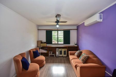 Casa à venda com 300m², 4 quartos e 5 vagas Casa à venda com 300m², 4 quartos e 5 vagasSuíte