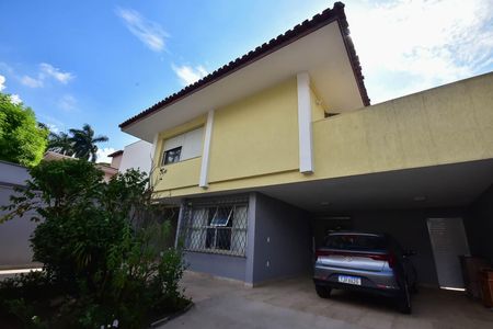 Casa à venda com 300m², 4 quartos e 5 vagas Casa à venda com 300m², 4 quartos e 5 vagasFachada