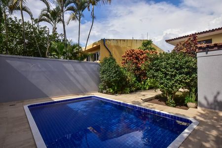 Casa à venda com 300m², 4 quartos e 5 vagas Casa à venda com 300m², 4 quartos e 5 vagasPiscina