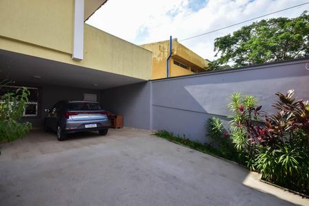 Casa à venda com 300m², 4 quartos e 5 vagas Casa à venda com 300m², 4 quartos e 5 vagasGaragem