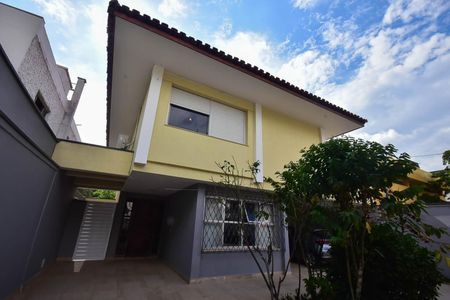 Casa à venda com 300m², 4 quartos e 5 vagas Casa à venda com 300m², 4 quartos e 5 vagasFachada