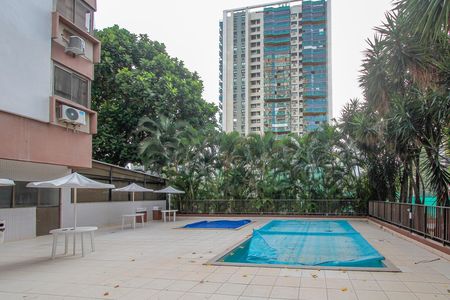 Apartamento à venda com 130m², 3 quartos e 2 vagas Apartamento à venda com 130m², 3 quartos e 2 vagasÁrea comum - Piscina do bloco