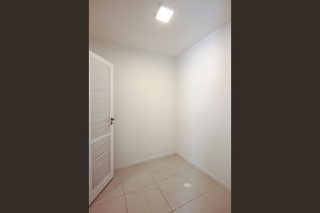 Apartamento à venda com 130m², 3 quartos e 2 vagas Apartamento à venda com 130m², 3 quartos e 2 vagasQuarto de Serviço