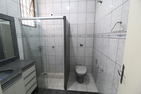 Casa para alugar com 290m², 4 quartos e 2 vagasBanheiro Social