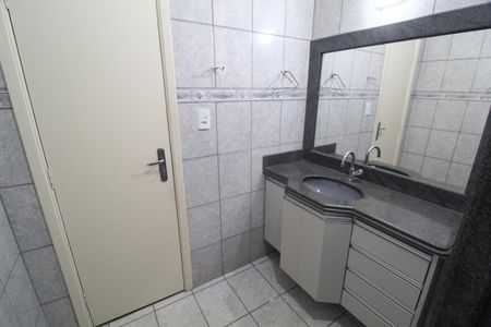 Casa para alugar com 290m², 4 quartos e 2 vagasBanheiro Social